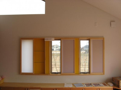 新築事例 ： 小窓に洋風の障子をつけました。閉めると棚になります。